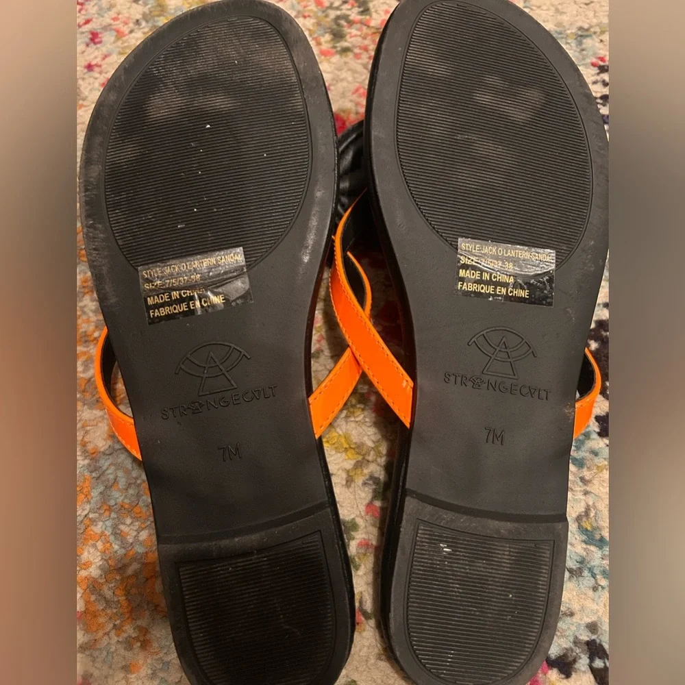 Strange cvlt pumpkin orange and black flip flop sandals goth punk emo size 7 - Picture 3 of 3